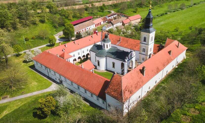 2024/06/images/tour_1590/manastir-krusedol-srbija1965785344-830x5531.jpg